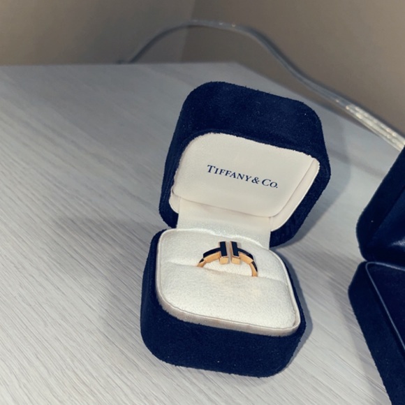 Tiffany Black Onyx Wire Ring
in 18k Rose Gold - Picture 2 of 2